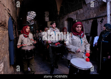 Palestinese Ortodossa Scout band marcia attraverso il quartiere musulmano nella città vecchia Gerusalemme est Israele Foto Stock