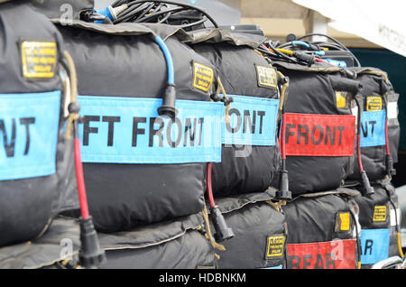 Un set di ruote in le termocoperte al di fuori di una Mercedes Formula 1 zona pit Foto Stock