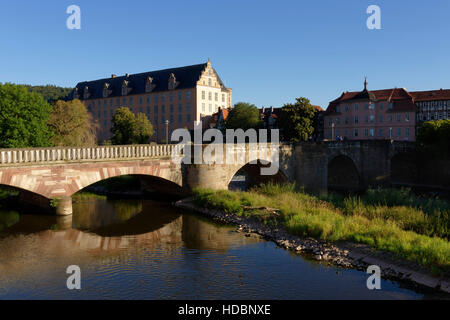 Hann. Münden: Welfenschloss (castello) e storico ponte sul fiume Werra (Werra-Brücke), Weser Uplands, Bassa Sassonia, Germania Foto Stock