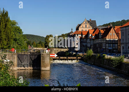 Hann. Münden: città vecchia presso il fiume Werra, il Welfenschloss in background, Weser Uplands, Bassa Sassonia, Germania Foto Stock