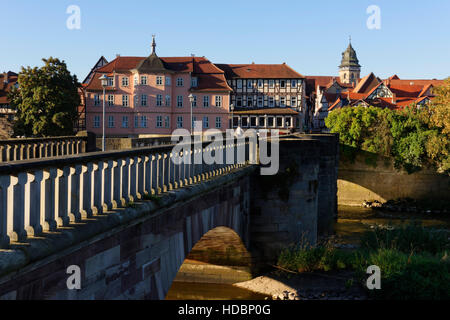 Hann. Münden: Storico Werra-Bridge (Werra-Brücke) e la città vecchia, la nuova Sydekum in background, Weser Uplands, Bassa Sassonia, Germania Foto Stock