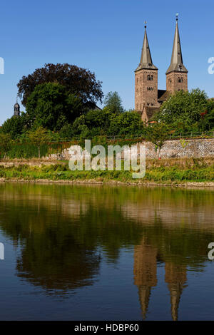 Vista di Höxter con il fiume Weser e la chiesa luterana di san Kilian, Renania settentrionale-Vestfalia, Germania Foto Stock