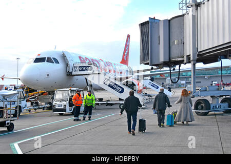 Stansted Airport London passeggeri a piedi per l'aereo via menzies aviazione imbarco passi bilancio EasyJet Aircraft & inutilizzato ponte aereo Regno Unito Foto Stock