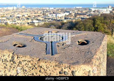 Ordnance Survey montato in alto punto di innesco sul obelisco in calcestruzzo usato per la geodesia posizionato su Scottish Carlton Hill a Edimburgo in Scozia uk Foto Stock