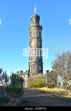 Nelson Monument una torre commemorativa in onore del Vice Ammiraglio Horatio Lord Nelson in cima a Carlton Hill Edimburgo Scozia, piattaforma pubblica di osservazione in cima Foto Stock