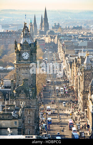 Inverno vista aerea tardo autunno scozzese guardando giù sulla New Town Princes Street quartiere commerciale Balmoral Hotel orologio torre Edimburgo Scozia Regno Unito Foto Stock