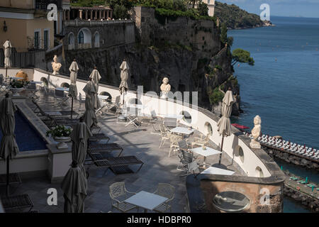 Terrazza che domina il Golfo di Napoli Hotel Bellevue Syrene Sorrento , Campania, Italia Meridionale, Europa Foto Stock