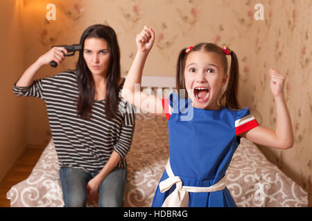 Crazy bambina imbrogliamo intorno. Foto Stock