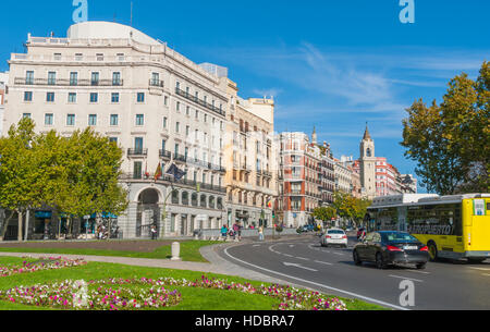 Cartoline dalla Spagna. Turisti e cittadini nella città di Madrid, Spagna. Foto Stock