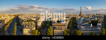 Vista panoramica sui tetti e viali di Parigi al tramonto in estate. Da sinistra a destra: Champs Elysées, Avenue Marceau e Iéna. Francia Foto Stock