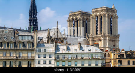 Notre Dame de Paris Cathedral torri e guglie sulla Ile de la Cite in mattina presto luce estiva, Parigi, Francia Foto Stock