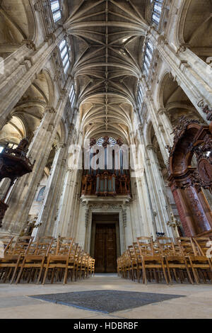 Interni e navata della chiesa di Saint Eustache con archi a volta e organo a canne. Les Halles, Parigi, Francia Foto Stock