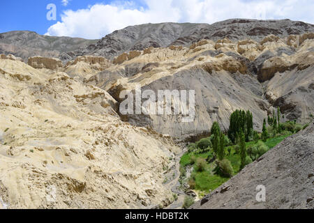 Moonland Himalaya Montagne Vista panoramica in Lamaryu Leh Ladakh Jammu e Kashmir India Foto Stock