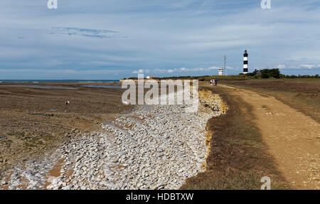 Costa atlantica a bassa marea, Pointe de Chassiron, Phare de Chassiron, Oléron, Ile d&#39;Oleron, Charente-Maritime, Francia Foto Stock