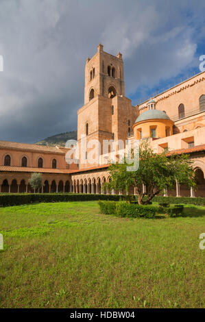 Il chiostro e il cortile di Santa Maria Nuova, Cattedrale di Monreale, Palermo, Sicilia, Italia Foto Stock