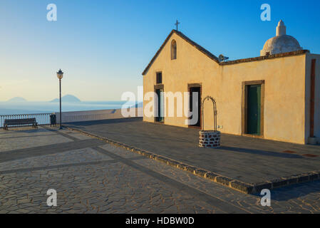 Vecchia chiesa di Quattropani, chiesa vecchia di Quattropani, isola di Lipari, Isole Eolie, sito patrimonio mondiale dell'unesco, Sicilia Foto Stock