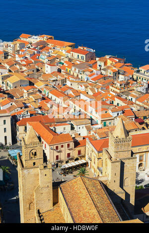 Vista della città da La Rocca, Cefalu, Sicilia, Italia Foto Stock