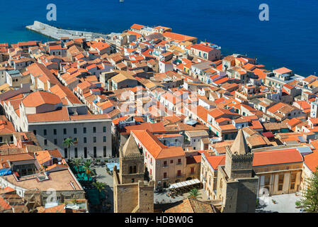 Vista della città da La Rocca, Cefalu, Sicilia, Italia Foto Stock