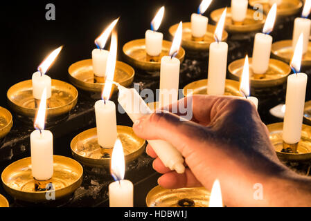 Acceso candele memorial, candela essendo accesa, Konstanz, Baden-Württemberg, Germania Foto Stock