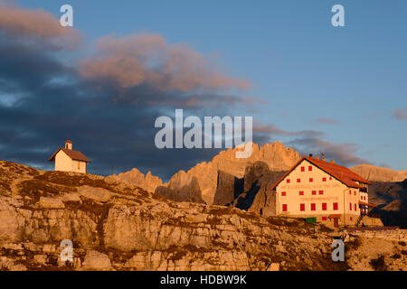 Tre merlato capanna, Rifugio A. Locatelli, luce della sera, Elferkofel dietro, Sesto Dolomiti, Alto Adige, Italia Foto Stock
