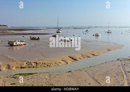 Barche a bassa marea, Ile-d'Aix, Costa Atlantica, Charente-Maritime, Francia Foto Stock