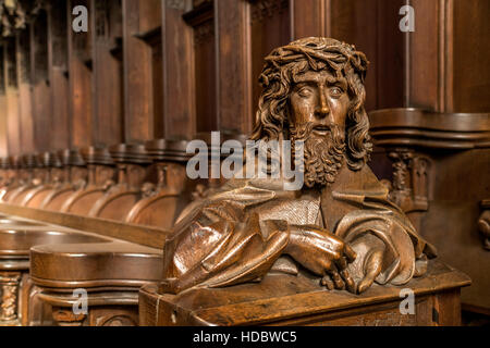 Coro con busto scolpito, Ulm Minster, Ulm, Baden-Württemberg, Germania Foto Stock