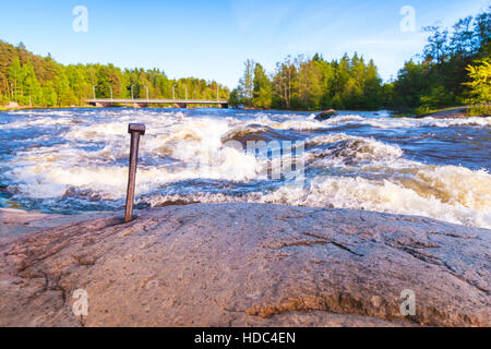 Langinkoski, veloce esecuzione di acqua di fiume e pietre costiere. Kotka, in Finlandia. Bianco e nero foto naturale Foto Stock