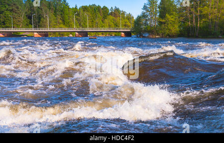 Langinkoski, veloce esecuzione di acqua di fiume in Kotka, in Finlandia Foto Stock