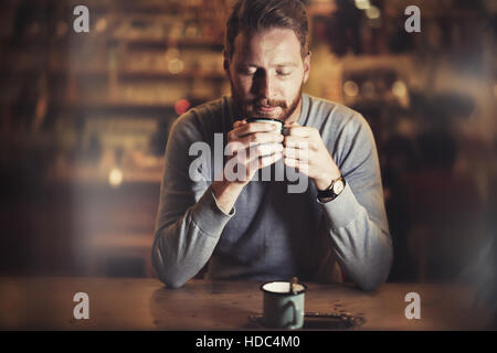 L'uomo godendo la sua tazza di caffè aromatico Foto Stock