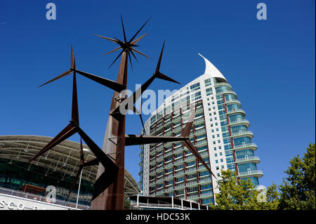 Centro Commerciale Vasco da Gama, Sao Rafael tower, Homen-Sol Sun uomo da Jorge Vieira artista, Alameda dos Oceanos, Lisbona, Portogallo Foto Stock