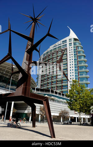 Centro Commerciale Vasco da Gama, Sao Rafael tower, Homen-Sol Sun uomo da Jorge Vieira artista, Alameda dos Oceanos, Lisbona, Portogallo Foto Stock