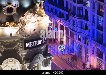 Madrid, Spagna. Il Metropolis edificio in Calle de Alcalá e la Gran Via. Foto Stock