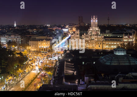 Vista panoramica dalla terrazza sul tetto cafe di Madrid guardando in direzione di Plaza de Cibeles. Spagna. Foto Stock