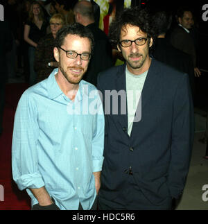 Ethan Coen, sinistra, e suo fratello Joel Coen, alla premiere mondiale di intollerabili crudeltà all'Accademia delle Arti e delle scienze cinematografiche in Beverly Hills il Martedì, 30 settembre 2003. Photo credit: Francesco Specker Foto Stock