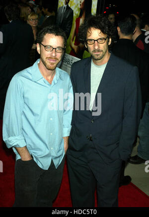 Ethan Coen, sinistra, e suo fratello Joel Coen presso la premiere mondiale di intollerabili crudeltà all'Accademia delle Arti e delle scienze cinematografiche in Beverly Hills il Martedì, 30 settembre 2003. Photo credit: Francesco Specker Foto Stock