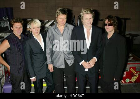 La rock band, Duran Duran, con Andy Taylor, Nick Rhodes, Simon le Bon, John Taylor e Roger Taylor arrivano al Roxy di West Hollywood, California, il 15 luglio 2003. Foto di Francis Specker Foto Stock