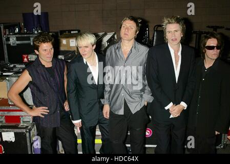 La rock band, Duran Duran, con Andy Taylor, Nick Rhodes, Simon le Bon, John Taylor e Roger Taylor arrivano al Roxy di West Hollywood, California, il 15 luglio 2003. Foto di Francis Specker Foto Stock