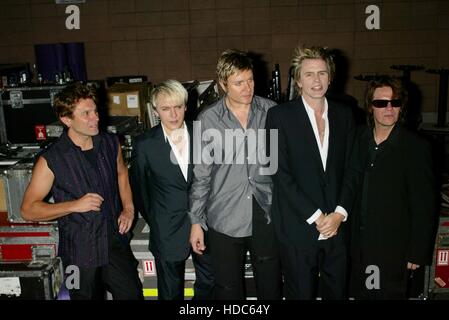 La rock band, Duran Duran, con Andy Taylor, Nick Rhodes, Simon le Bon, John Taylor e Roger Taylor arrivano al Roxy di West Hollywood, California, il 15 luglio 2003. Foto di Francis Specker Foto Stock