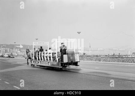 Anni sessanta vista di un cavallo e il tram che porta i turisti sul fronte mare in Douglas sull'Isola di Man. Foto Stock