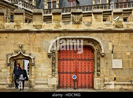 L'ingresso del museo medievale (Musée national du Moyen Âge - noto anche come 'Musée de Cluny'), Quartier Latin, Paris, Francia. Foto Stock