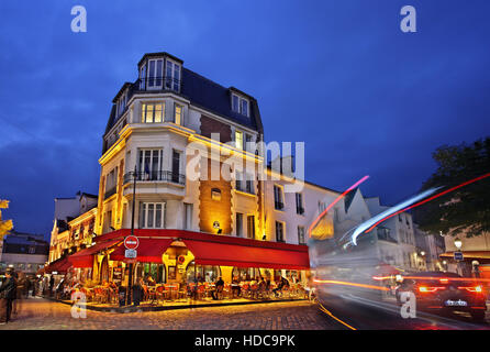 A piedi nei vicoli pittoreschi del 'bohemien' quartiere di Montmartre, Parigi, Francia Foto Stock