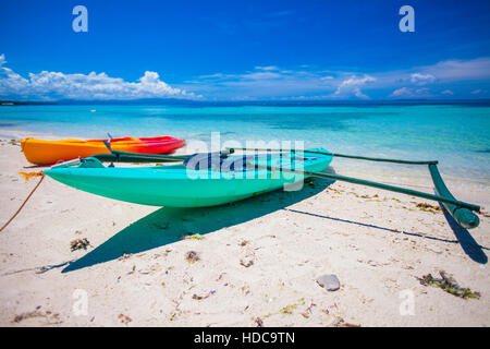 Piccola barca sulla spiaggia di sabbia bianca spiaggia tropicale e oceano turquiose Foto Stock