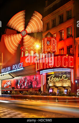 Moulin Rouge ('red mill') uno dei più famosi cabarets, al quartiere di Pigalle, vicino a Montmartre, Paris, Francia Foto Stock