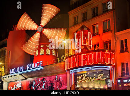 Moulin Rouge ('red mill') uno dei più famosi cabarets, al quartiere di Pigalle, vicino a Montmartre, Paris, Francia Foto Stock
