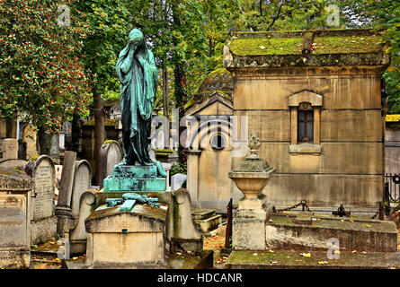 Passeggiando per il Cimitero di Père Lachaise, il più grande e più "famoso" cimitero di Parigi, Francia. Foto Stock