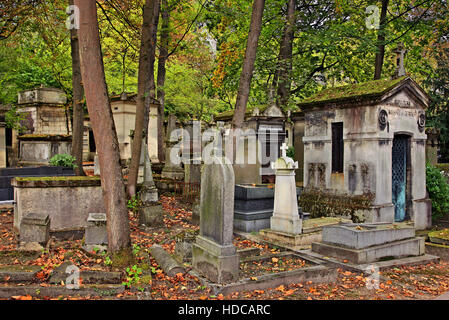 Passeggiando per il Cimitero di Père Lachaise, il più grande e più "famoso" cimitero di Parigi, Francia. Foto Stock