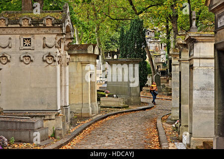 Passeggiando per il Cimitero di Père Lachaise, il più grande e più "famoso" cimitero di Parigi, Francia. Foto Stock