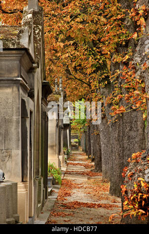 Passeggiando per il Cimitero di Père Lachaise, il più grande e più "famoso" cimitero di Parigi, Francia. Foto Stock
