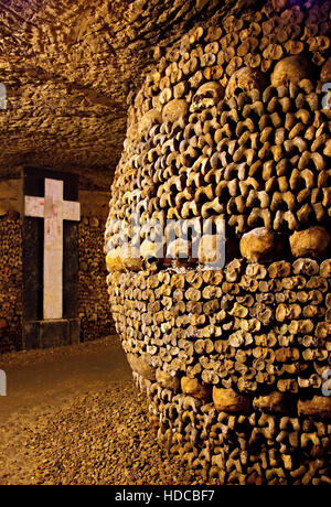 Nelle catacombe di Parigi, un enorme ossario in alcune miniere abbandonate in Montparnasse, Paris, Francia. Foto Stock