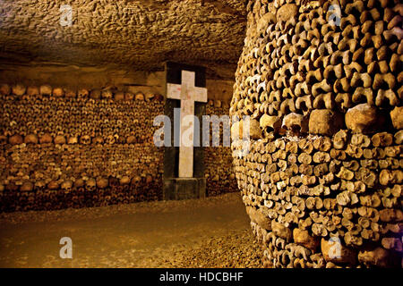 Nelle catacombe di Parigi, un enorme ossario in alcune miniere abbandonate in Montparnasse, Paris, Francia. Foto Stock